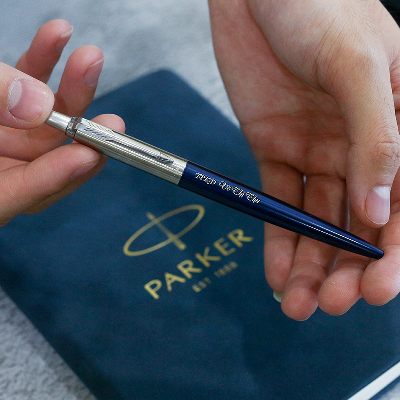 Bút Bi Parker Jotter Đ-Royal Blue CT TB6-1953347 8 mo ta but bi parker jotter d royal blue ct tb6 1953347 4