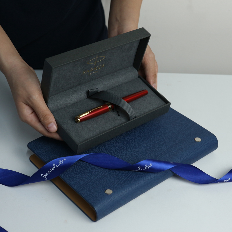 Quà tặng sếp nam sang trọng thể hiện sự khéo léo trong giao tiếp 2 Bút ký Parker cao cấp – Biểu tượng thành công của doanh nhân