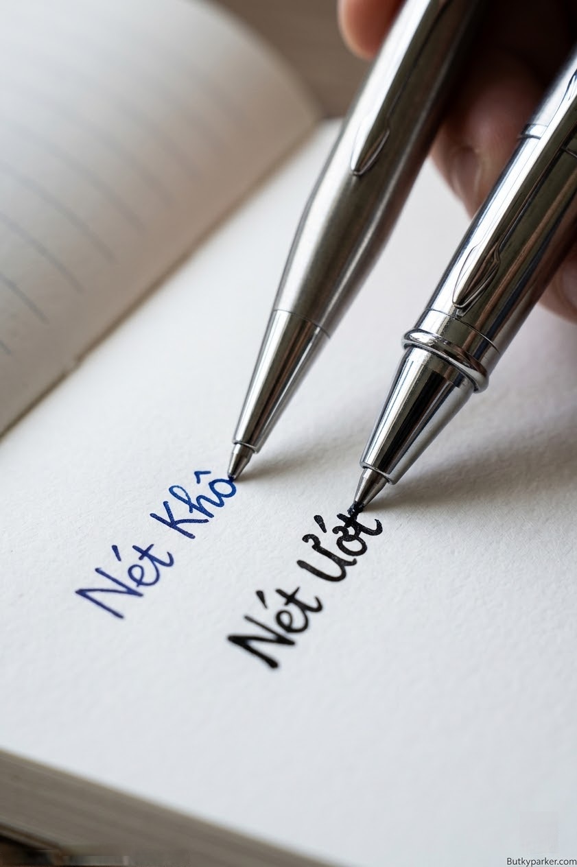 So Sánh Cảm Giác Viết Bút Bi Và Bút Dạ Bi: Đâu Là Lựa Chọn Chân Ái? 2 ddầu ngòi bi trái cho nét chữ khô ráo, trong khi ngòi dạ bi phải tạo ra nét mực ướt, đậm màu