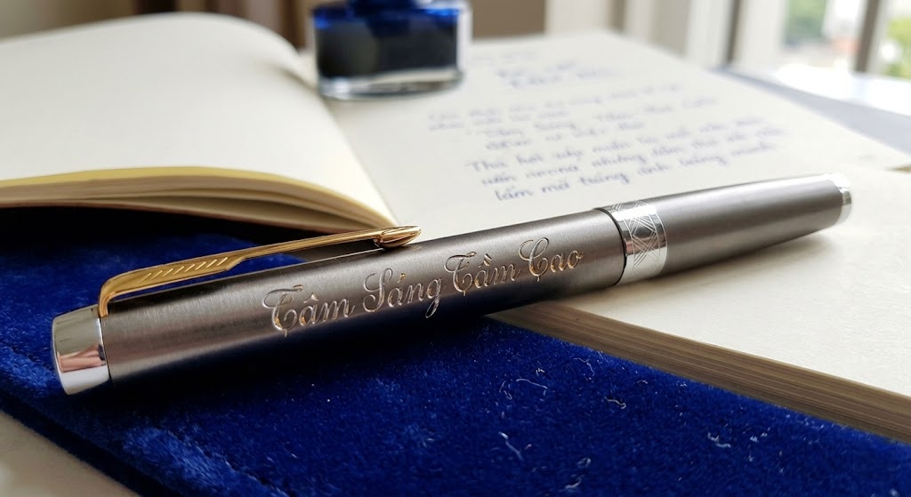 Tổng Hợp Những Câu Chúc Hay Và Ý Nghĩa Nhất Để Khắc Lên Bút Ký Tặng Sếp 2 sự kết hợp giữa dòng bút hàng hiệu và câu chúc hán việt ý nghĩa là món quà tột đỉnh sang trọng dành cho sếp.